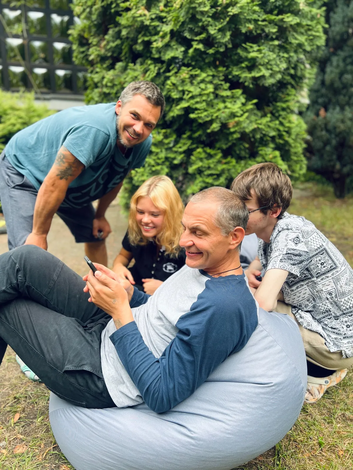 rehab-center-friendly-moments-outdoor-smiles