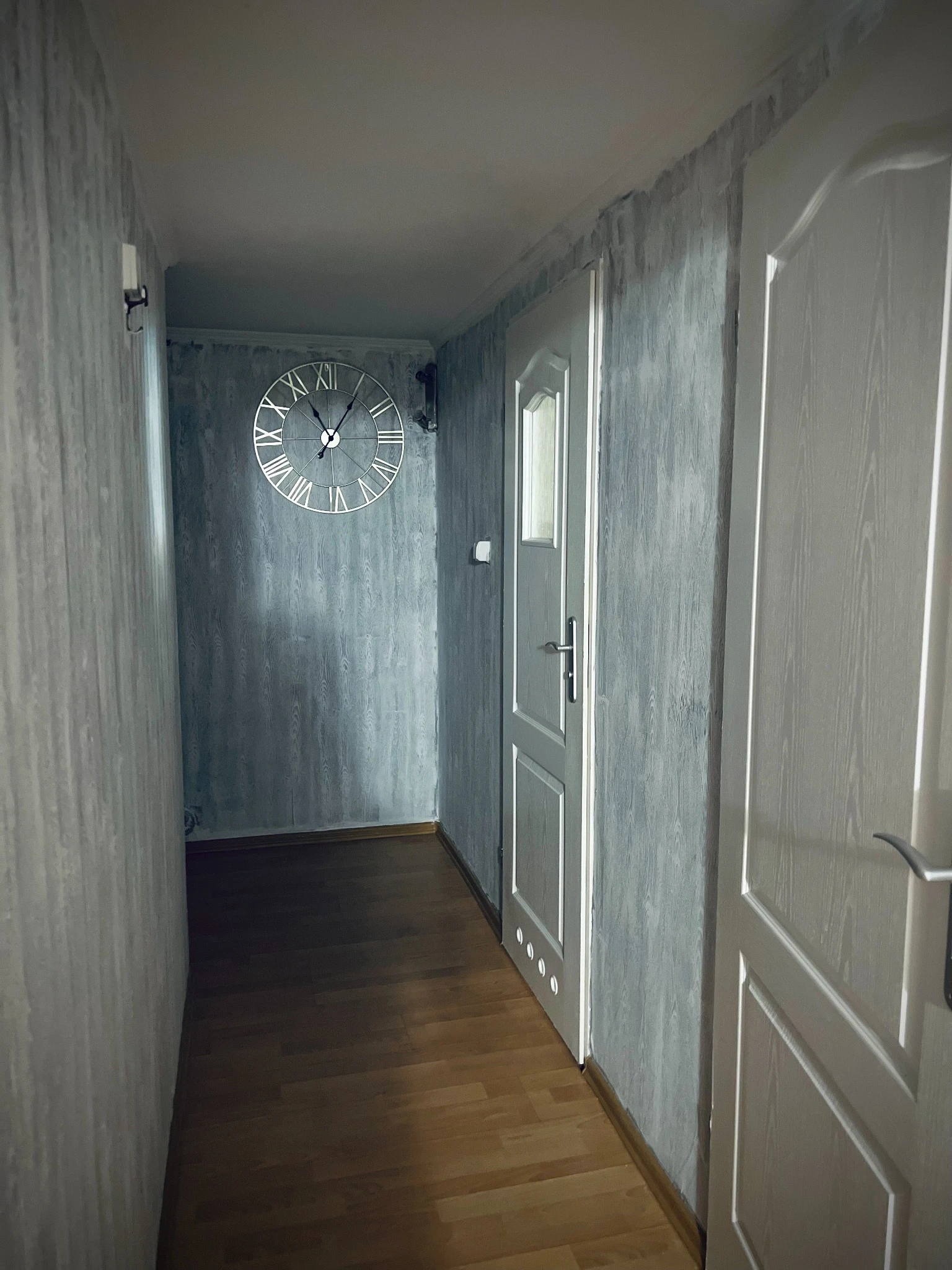 rehab-center-hallway-with-clock