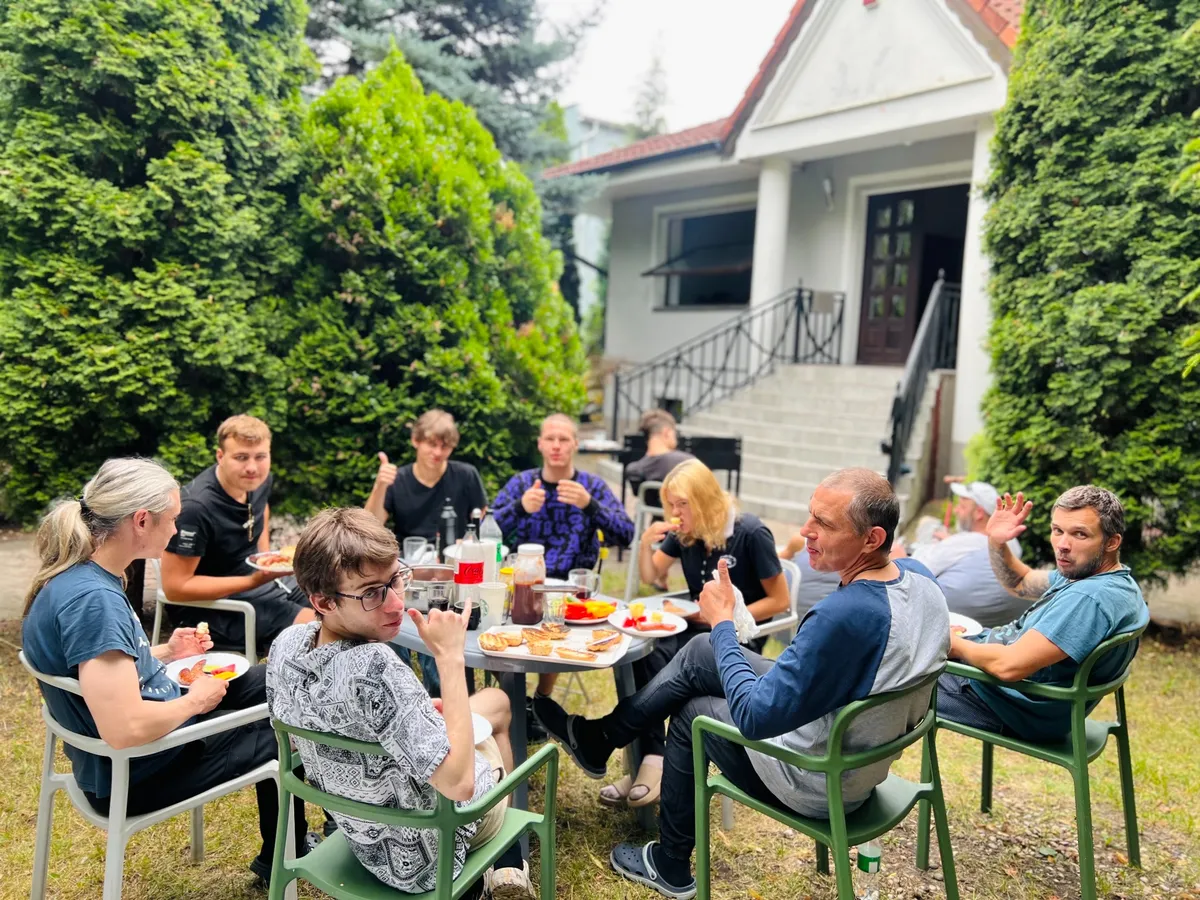 rehab-center-lunch-gathering-outdoor-support