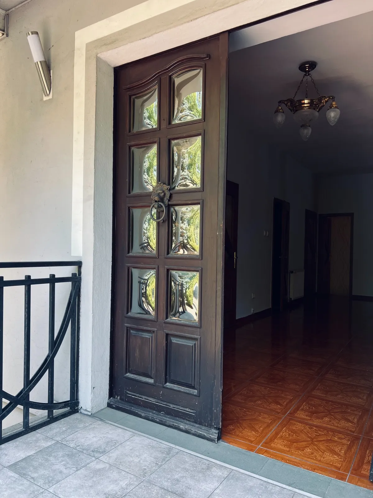 rehab-center-open-door-welcome-inside