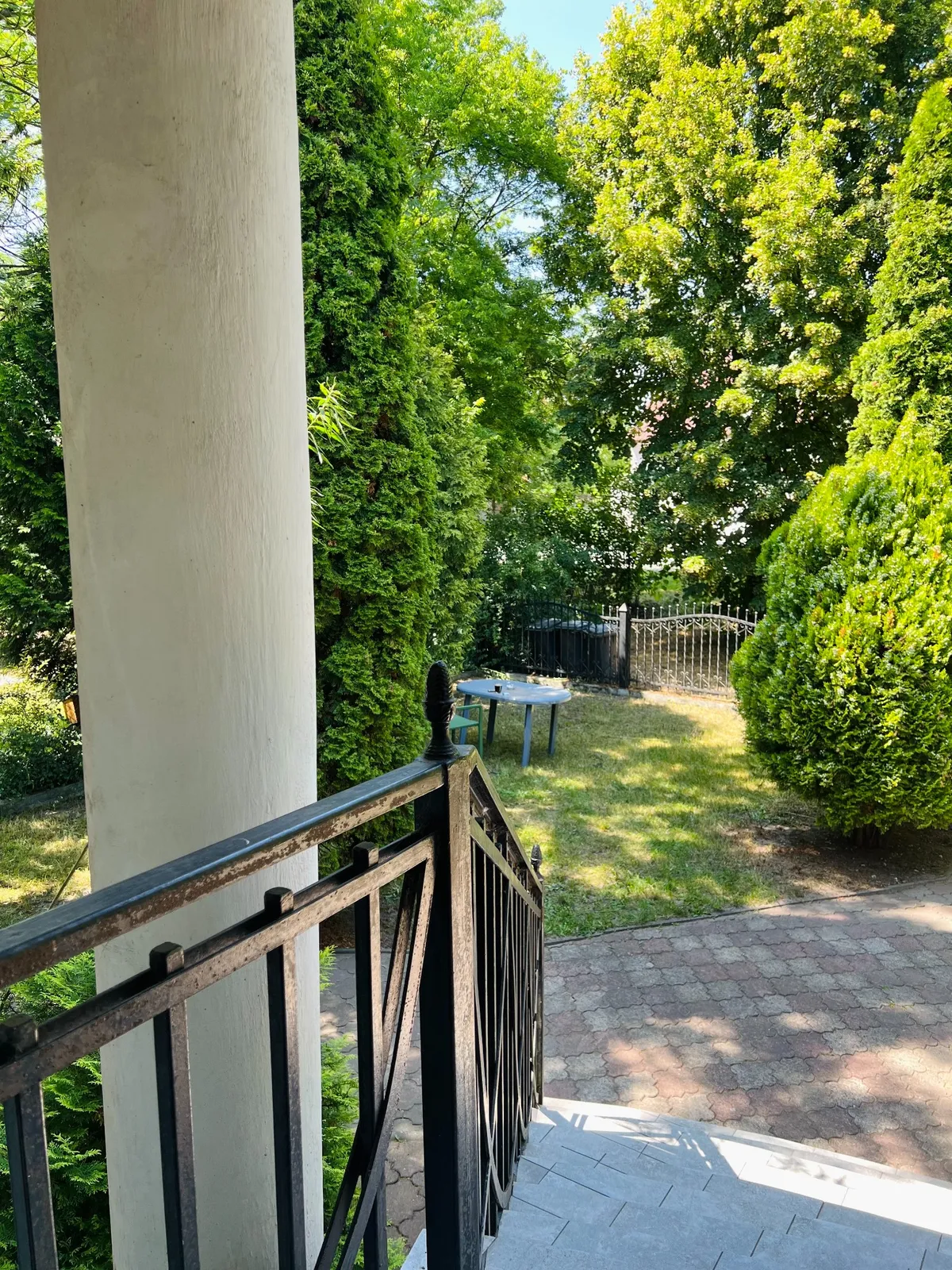rehab-center-porch-view-garden-nature