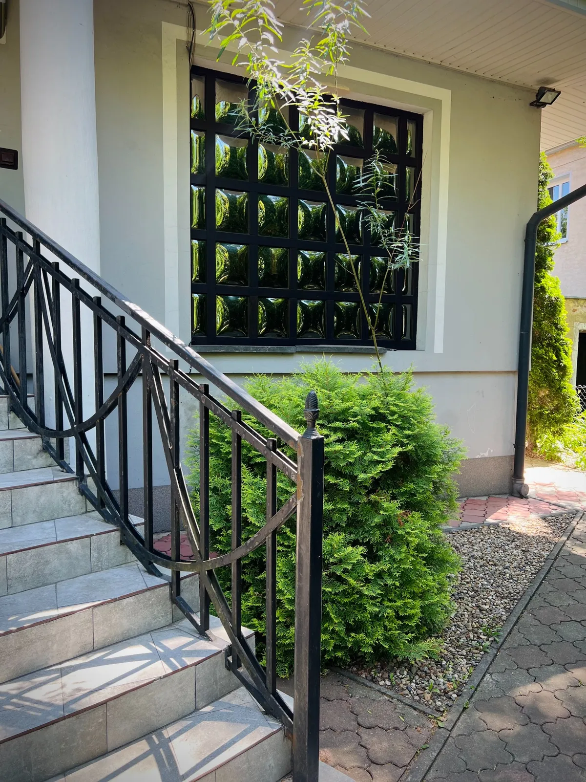 rehab-center-stairs-entrance-window-greenery